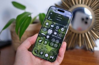 How to make your lock screen background holographic in iOS 26